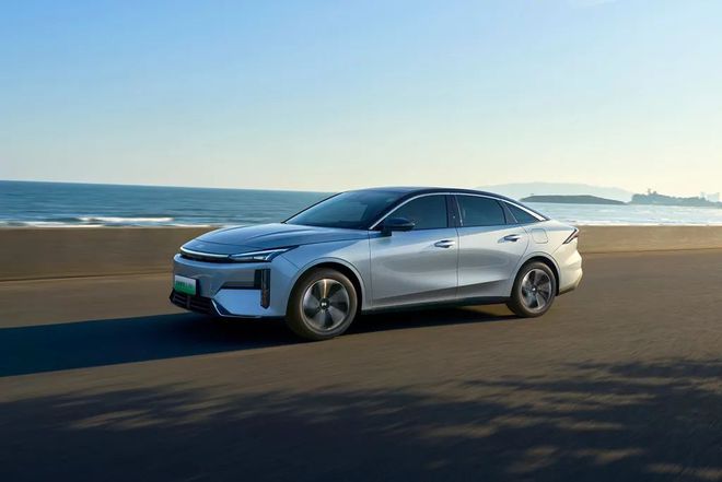 河L6 EM-i开“卷”续航和座舱冰球突破技巧限时798万起吉利银(图4) 河L6 EM-i开“卷”续航和座舱冰球突破技巧限时798万起吉利银(图4)